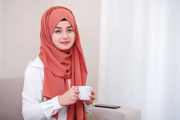 Hidzsáb Lány Iszik Egy Csésze Kávét Otthon — Stock Fotó
