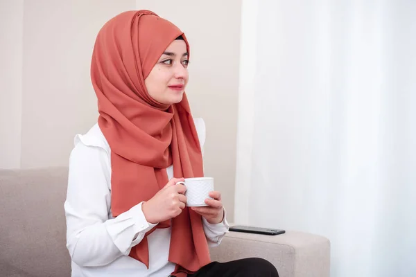 Hijab Ragazza Bere Tazza Caffè Casa Sua — Foto Stock