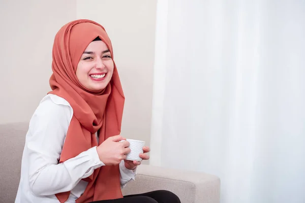 Hijab Mädchen Trinkt Tasse Kaffee Hause — Stockfoto