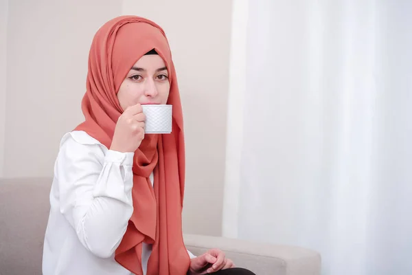 히잡이라는 아가씨 가집에서 커피를 마시고 — 스톡 사진