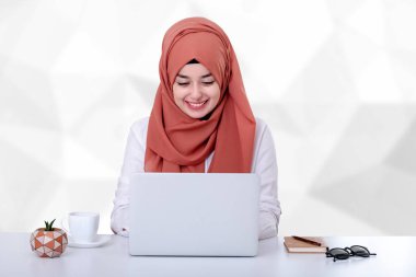 Müslüman kadın bilgisayar ile çalışmak, ofiste hijab müslüman kız ve o gülümsüyor