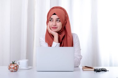 Müslüman kadın bilgisayar ile çalışmak, ofiste hijab müslüman kız