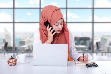 Müslüman kadın bilgisayar ile çalışmak, ofiste hijab Müslüman kız ve o cep telefonu konuşuyor, destek, iletişim veya müşteri hizmetleri kavramı fotoğraf