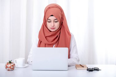 Müslüman kadın bilgisayar ile çalışmak, ofiste hijab müslüman kız, destek, iletişim veya müşteri hizmetleri kavramı fotoğraf
