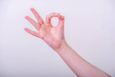 Kadın gesturing tamam, evet, el işareti kabul, izole fotoğraf. Kız el tamam jest işaret, 