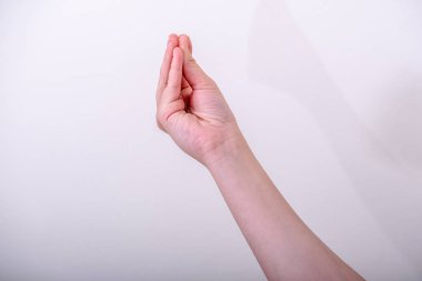 Tipik İtalyan el hareketi yapan kadın, bu jestin anlamı 