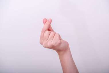 Kadın parmakları ile aşk kalp Kore sembolü. Bir kız el bir kalp tasvir.