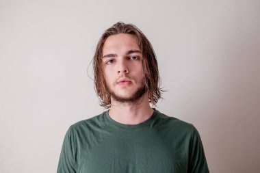 Erkek ya da genç adam ıslak saç ve sakal, ıslak saç çocuk portresi ile kameraya bakmak