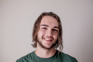 Genç çekici adam veya çocuk ıslak saç ve sakal ile yüz ifadesi gülümseyen