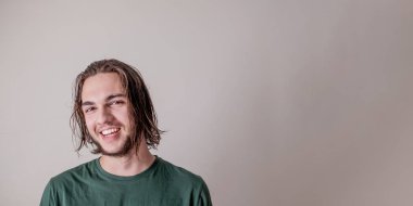 Genç çekici adam veya çocuk ıslak saç ve sakal ile yüz ifadesi gülümseyen