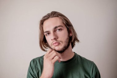 Kendine güvenen genç adam ya da adam düşünme Portresi, adam kamera bakarak düşünmek