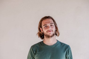 Uzun saçlı sarışın adam gülümseme yüz, yakışıklı genç adam gülümseyen portresi