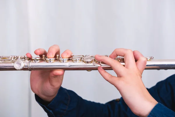 Menina Tocando Flauta Lateral Metal Close Foto Flauta Transversal — Fotografia de Stock