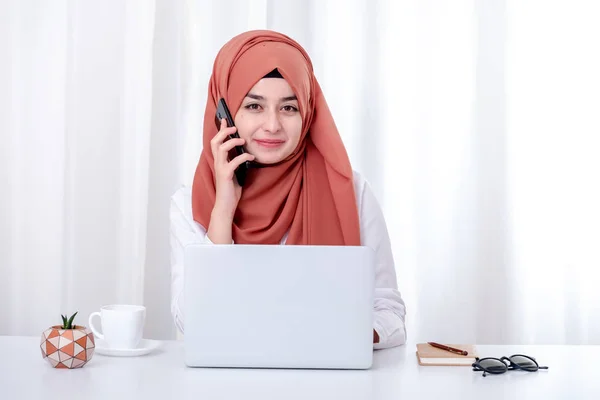 Mulher Muçulmana Trabalhar Com Computador Hijab Muçulmano Menina Escritório Ela — Fotografia de Stock