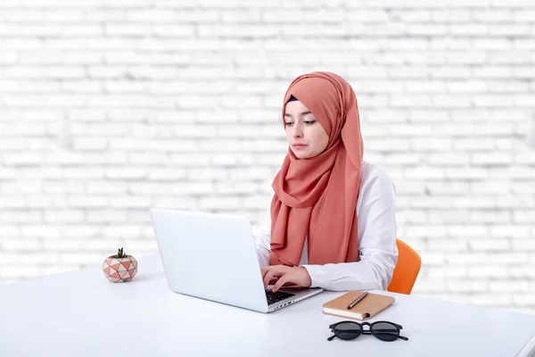 Muslimische Frau Arbeitet Mit Computer Hijab Muslimisches Mädchen Büro — Stockfoto