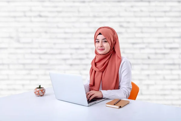 Hijab Muslimische Frau Arbeitet Mit Computer Muslimisches Mädchen Sitzt Büro — Stockfoto