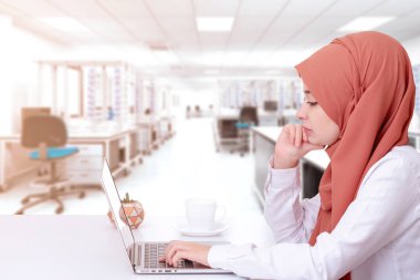 Müslüman kadın bilgisayar ile çalışmak, laboratuvar odasında hijab müslüman kız