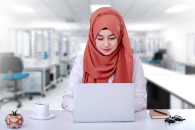 Müslüman kadın bilgisayar ile çalışmak, ofiste hijab müslüman kız