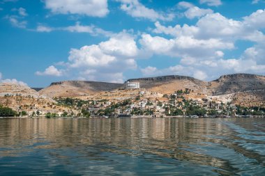 Rumkale, Halfeti, Sanliurfa / Türkiye - Ekim 2019 - Batık hayalet şehrin Panorama fotoğrafı 