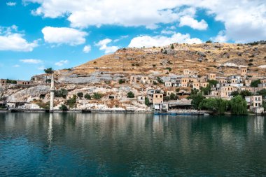 Rumkale, Halfeti, Sanliurfa / Türkiye - Ekim 2019: Terk edilmiş hayalet şehir 