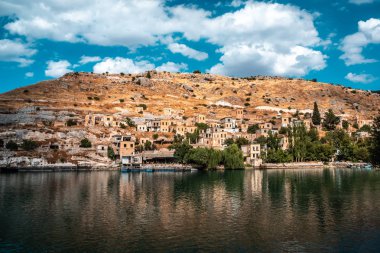 Rumkale, Halfeti, Sanliurfa / Türkiye - Ekim 2019: Terk edilmiş hayalet şehir 