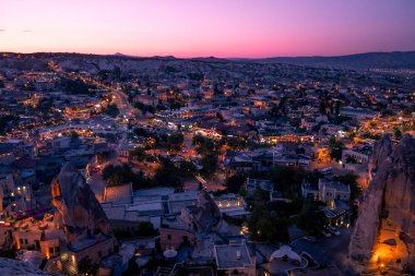 Goreme, Kapadokya / Türkiye - Haziran 2019: Goreme Kasabası 'nın uzun metrajlı gece görüntüleri ve şehir ışıkları