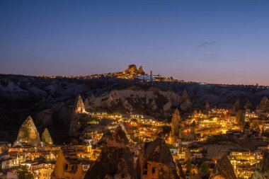 Goreme, Kapadokya / Türkiye - Haziran 2019: Goreme Kasabası 'nın uzun metrajlı gece görüntüleri ve şehir ışıkları