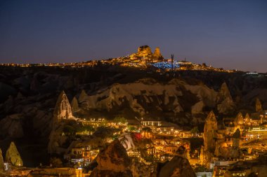 Goreme, Kapadokya / Türkiye - Haziran 2019: Goreme Kasabası 'nın uzun metrajlı gece görüntüleri ve şehir ışıkları