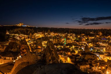 Goreme, Kapadokya / Türkiye - Haziran 2019: Goreme Kasabası 'nın uzun metrajlı gece görüntüleri ve şehir ışıkları