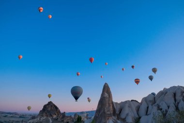 Goreme, Kapadokya / Türkiye - Haziran 2019: Goreme 'de çok sayıda sıcak hava balonu uçuyor.