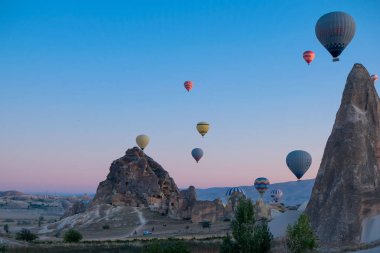 Goreme, Kapadokya / Türkiye - Haziran 2019: Goreme 'de çok sayıda sıcak hava balonu uçuyor.
