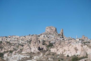 Ortahisar, Kapadokya / Türkiye - Haziran 2019: Ortahisar ve Ortahisar Şatosu 'nun panoramik şehir manzarası