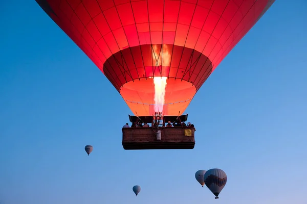 Goreme Kapadocja Turcja Czerwiec 2019 Blisko Zdjęcie Latających Balonów Ogrzane — Zdjęcie stockowe