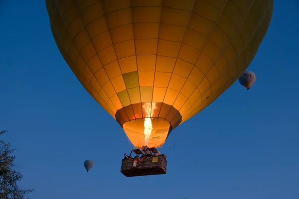 Goreme Kapadocja Turcja Czerwiec 2019 Blisko Zdjęcie Latających Balonów Ogrzane — Zdjęcie stockowe