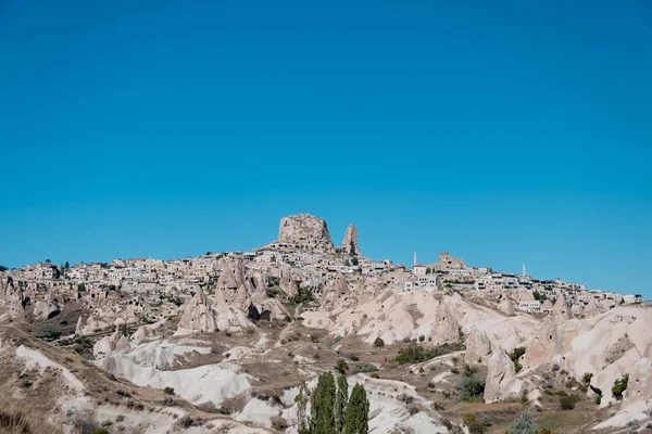 Ortahisar, Kapadokya / Türkiye - Haziran 2019: Ortahisar ve Ortahisar Şatosu 'nun panoramik şehir manzarası