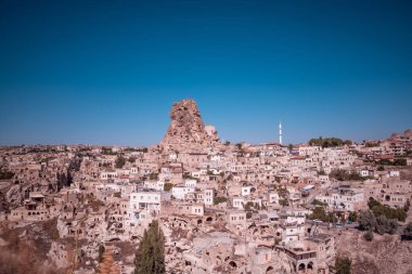 Ortahisar, Kapadokya / Türkiye - Haziran 2019: Ortahisar ve Ortahisar Şatosu 'nun panoramik şehir manzarası