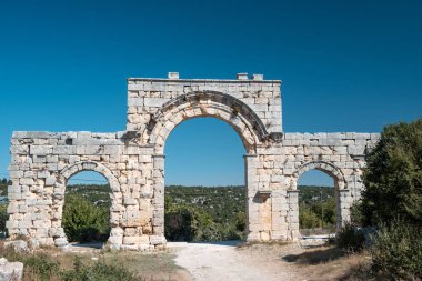 Uzunaburc Antik Şehir kalıntıları, mermer sütunlar