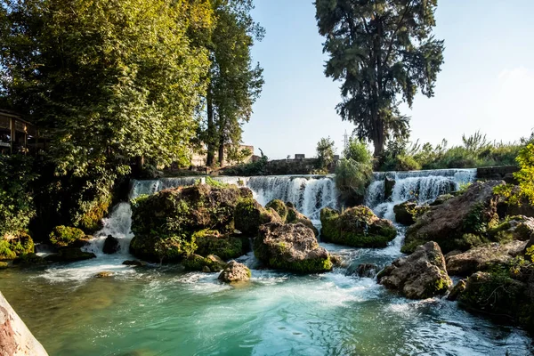 Tarsus Şelaleleri ve Tarsus 'un uzun pozlama fotoğrafı Türkiye' de küçük bir kasabadır
