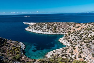 Aydincik Kasabası, güzel temiz mavi deniz ve Aydincik, Mersin, Türkiye 'de koy