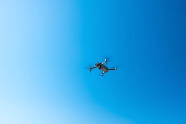 Drone uçuyor, drone uçuşu bekliyor, gökyüzü temiz mavi