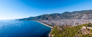 Alanya, Türkiye 'de Kleopatra Sahili ile Alanya Şehri' nin panoramik fotoğrafı.. 