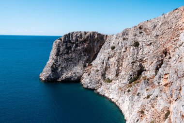 Aydincik Kasabası, güzel temiz mavi deniz ve Aydincik, Mersin, Türkiye 'de koy