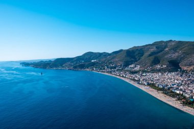 Alanya, Türkiye 'de Kleopatra Sahili ile Alanya Şehri' nin panoramik fotoğrafı.. 