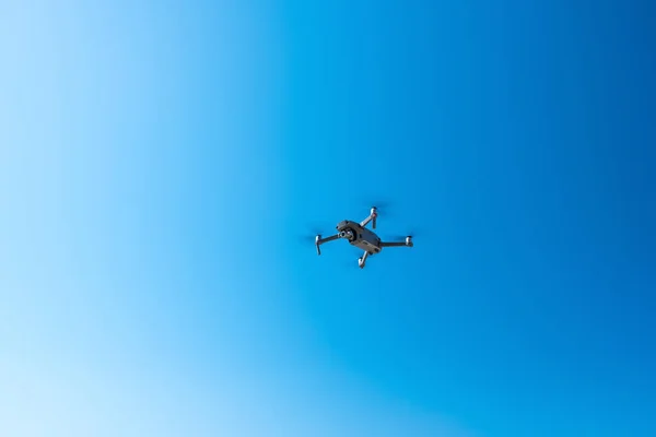 Drone uçuyor, drone uçuşu bekliyor, gökyüzü temiz mavi