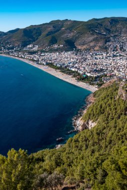 Alanya, Türkiye 'de Kleopatra Sahili ile Alanya Şehri' nin panoramik fotoğrafı.. 