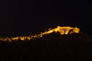 Antalya, Antalya 'nın Alanya Kasabası' nın uzun metrajlı şehir ışıkları fotoğrafı. Bu fotoğraf Alanya 'nın bakış açısından çekildi.