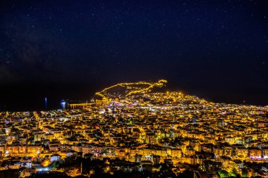 Antalya, Antalya 'nın Alanya Kasabası' nın uzun metrajlı şehir ışıkları fotoğrafı. Bu fotoğraf Alanya 'nın bakış açısından çekildi.