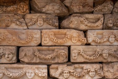Aphrodisias, Afrodisias bir Afrodit tapınağıdır ve Türkiye 'nin antik kentinin harabelerindedir.