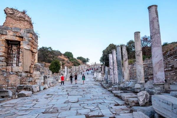 セラス図書館と古代劇場はエペソ古代都市 エフェス トルコの遺跡にあります — ストック写真