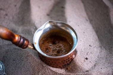 Türk kahvesi kumlu, Arap usulü, kumlu kahve hazırlıyor